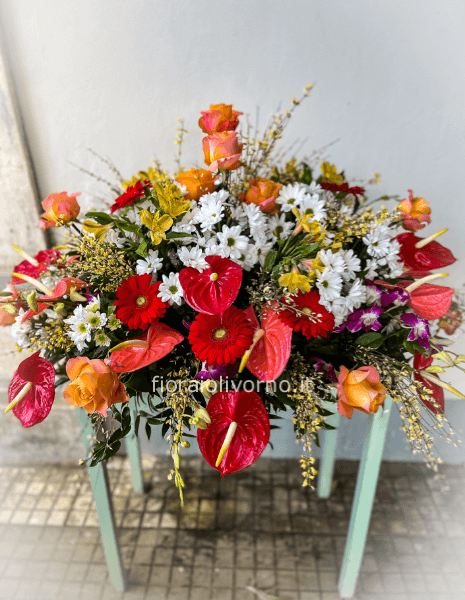 Cuscino funebre con fiori freschi assortiti