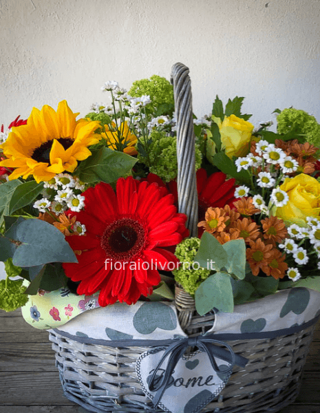Cesto con fiori misti di stagione