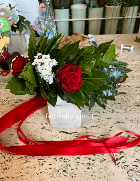 Coroncina Laurea con Rose rosse e gipsophila